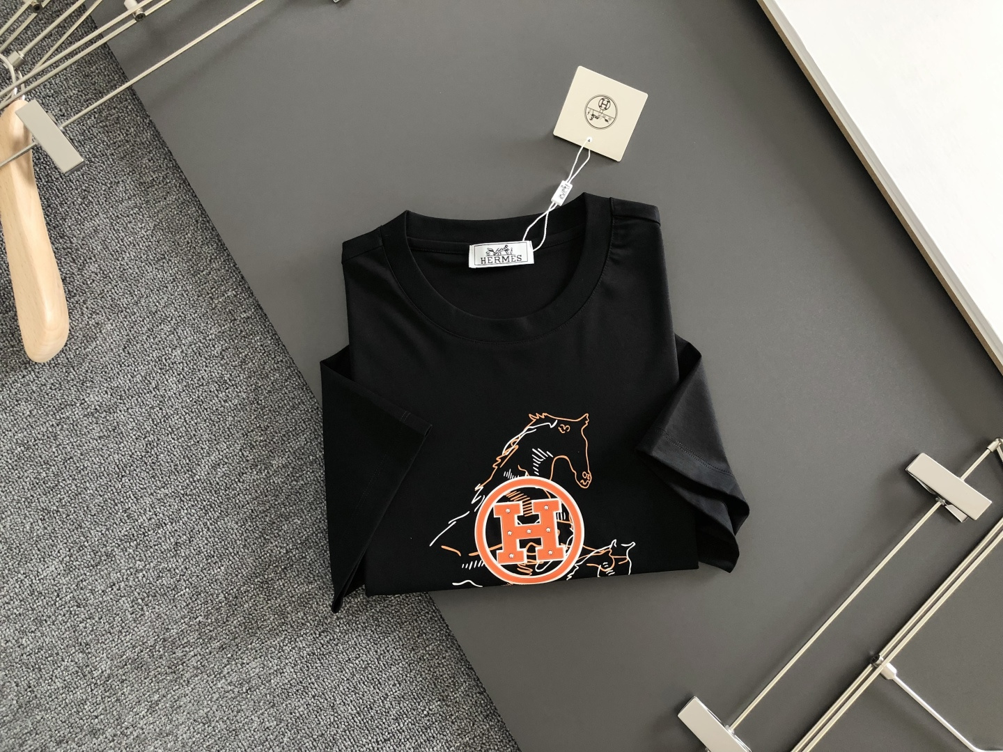 H 2026春夏新款首发专柜最新款短袖圆领T恤 高端订制 设计前卫时尚！品牌logo重工艺设计 液氨丝光