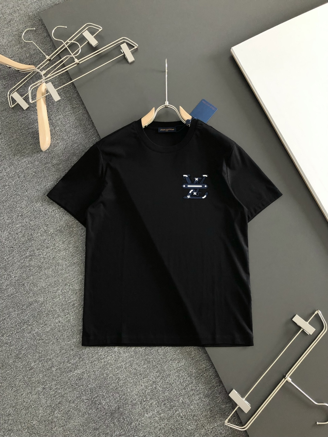 1V 2026春夏新款首发专柜最新款短袖圆领T恤 高端订制 设计前卫时尚！品牌logo重工艺设计 液氨丝