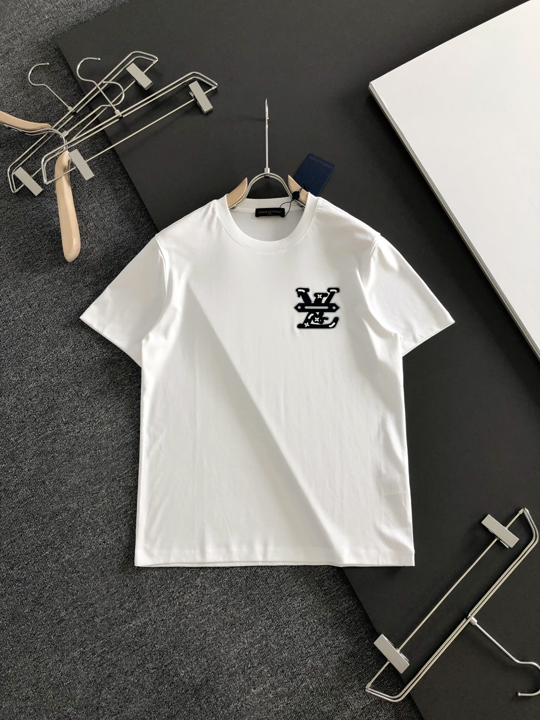 1V 2026春夏新款首发专柜最新款短袖圆领T恤 高端订制 设计前卫时尚！品牌logo重工艺设计 液氨丝