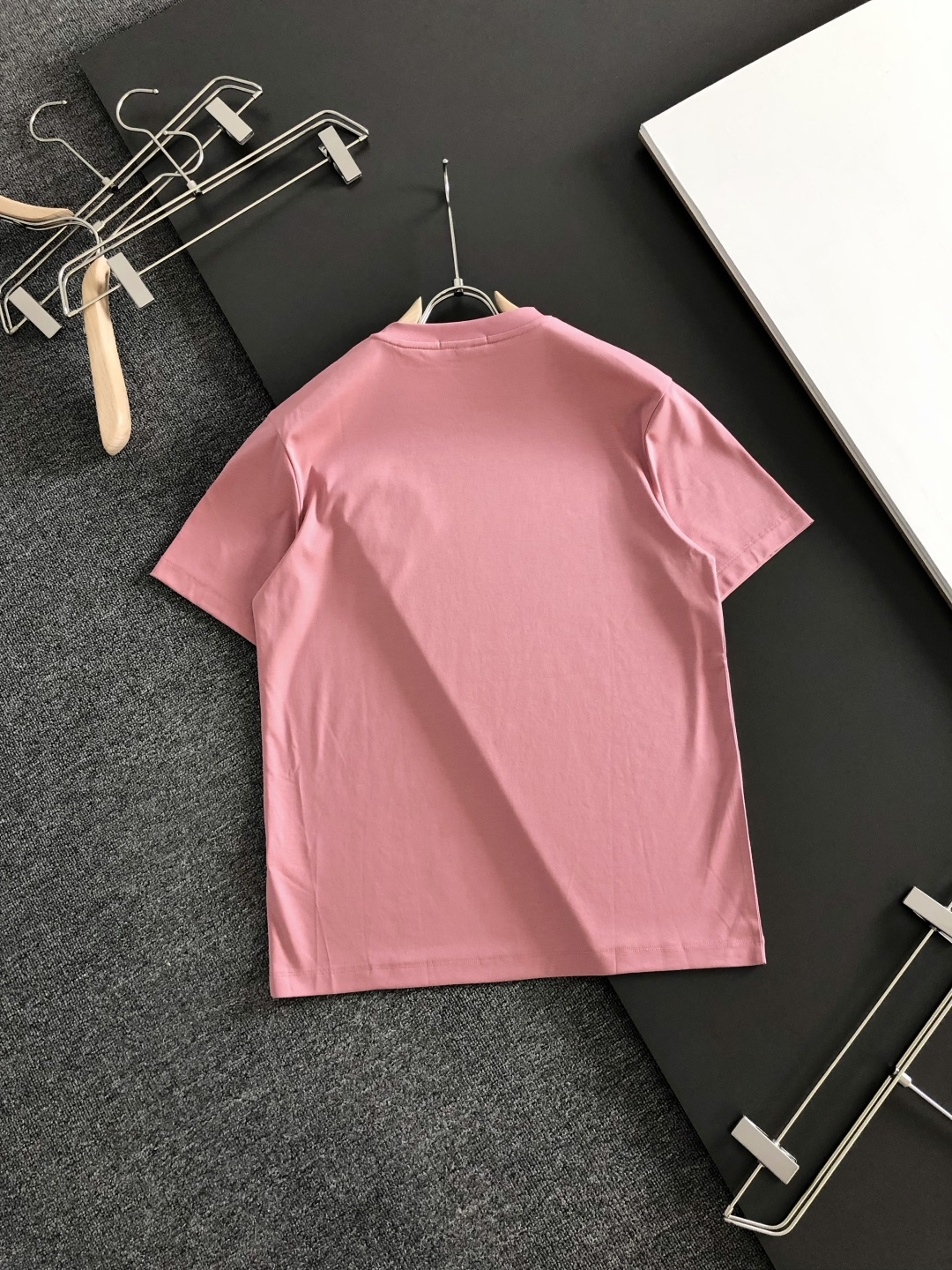 MON 2026春夏新款首发专柜最新款短袖圆领T恤 高端订制 设计前卫时尚！品牌logo重工艺设计 液氨