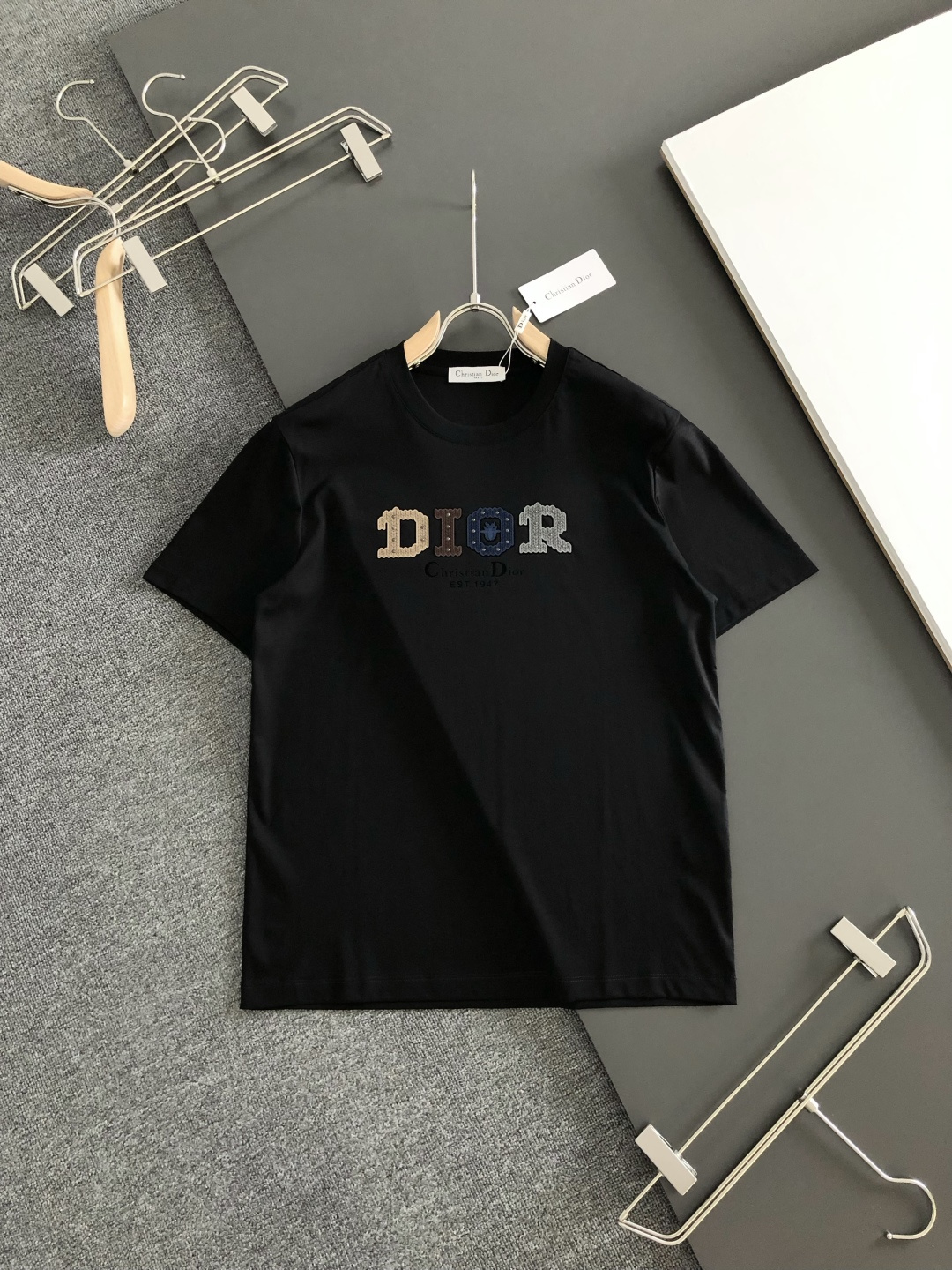 CD 2026春夏新款首发专柜最新款短袖圆领T恤 高端订制 设计前卫时尚！品牌logo重工艺设计 液氨丝