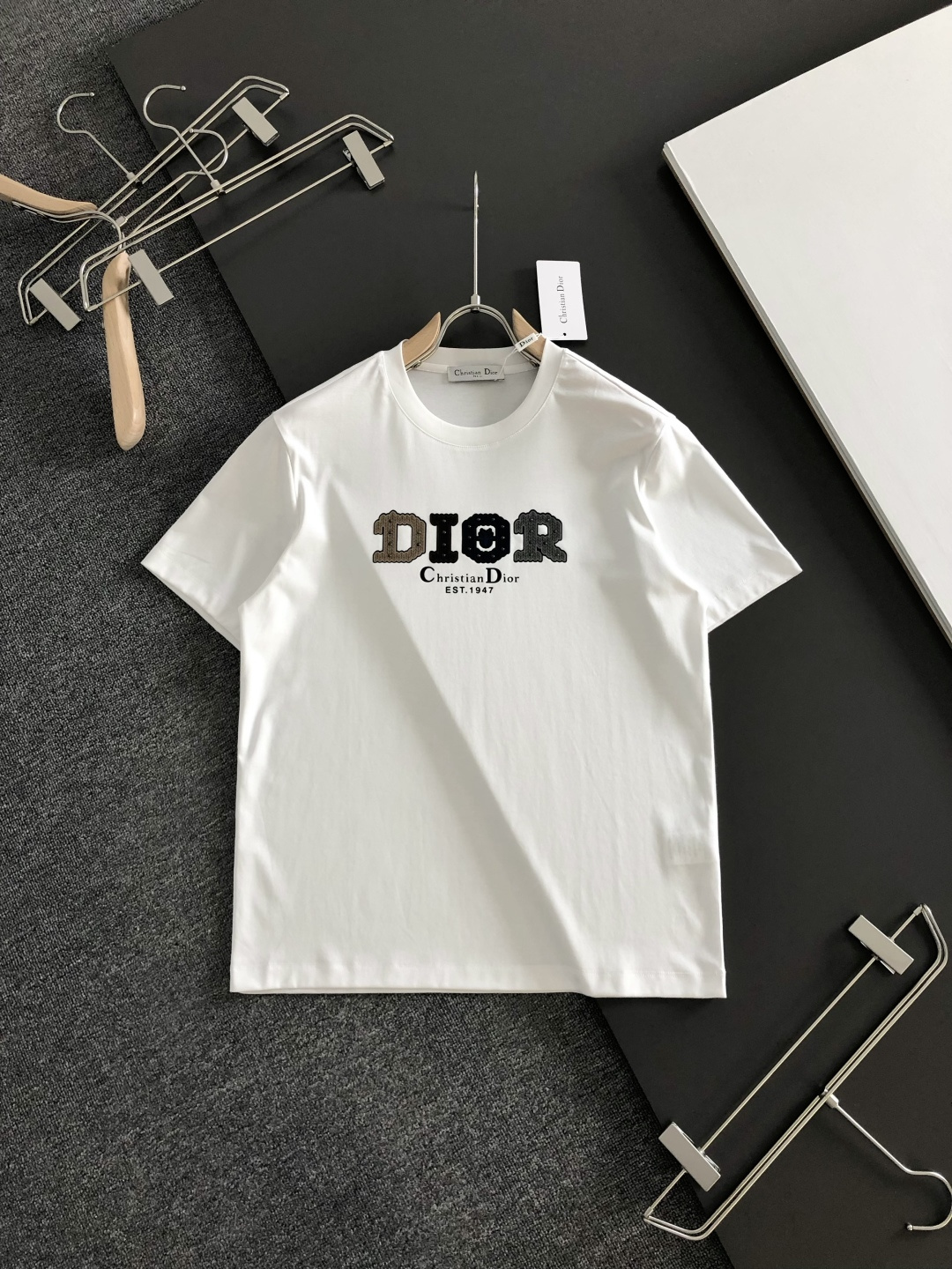 CD 2026春夏新款首发专柜最新款短袖圆领T恤 高端订制 设计前卫时尚！品牌logo重工艺设计 液氨丝