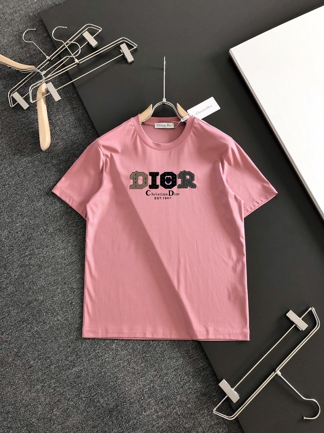 CD 2026春夏新款首发专柜最新款短袖圆领T恤 高端订制 设计前卫时尚！品牌logo重工艺设计 液氨丝