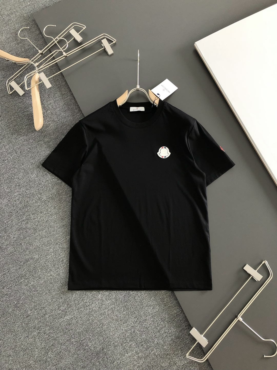 MON 2026春夏新款首发专柜最新款短袖圆领T恤 高端订制 设计前卫时尚！品牌logo重工艺设计 液氨