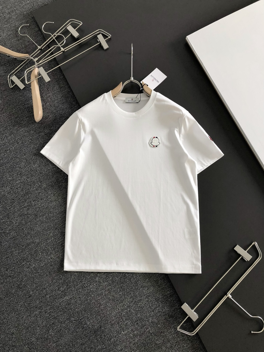 MON 2026春夏新款首发专柜最新款短袖圆领T恤 高端订制 设计前卫时尚！品牌logo重工艺设计 液氨
