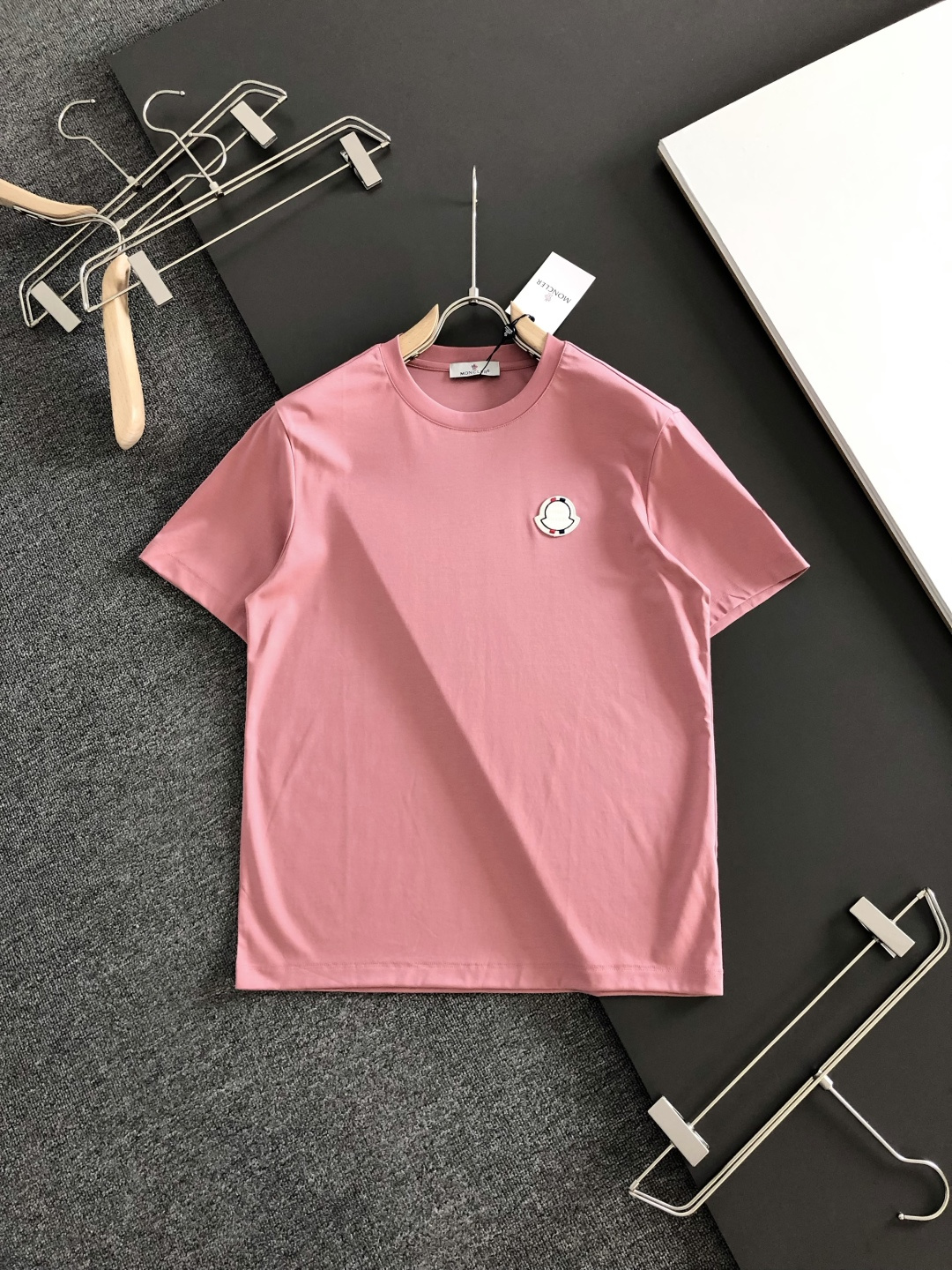 MON 2026春夏新款首发专柜最新款短袖圆领T恤 高端订制 设计前卫时尚！品牌logo重工艺设计 液氨