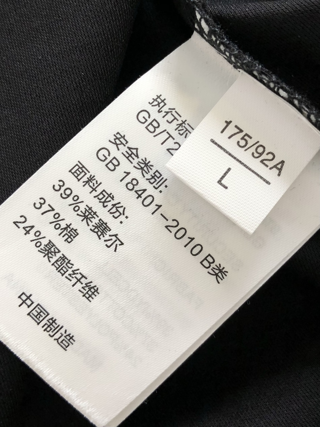 1V 2026春夏新款首发专柜最新款短袖圆领T恤 高端订制 设计前卫时尚！品牌logo重工艺设计 液氨丝