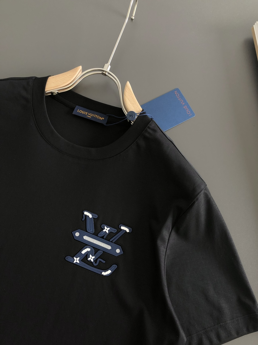 1V 2026春夏新款首发专柜最新款短袖圆领T恤 高端订制 设计前卫时尚！品牌logo重工艺设计 液氨丝