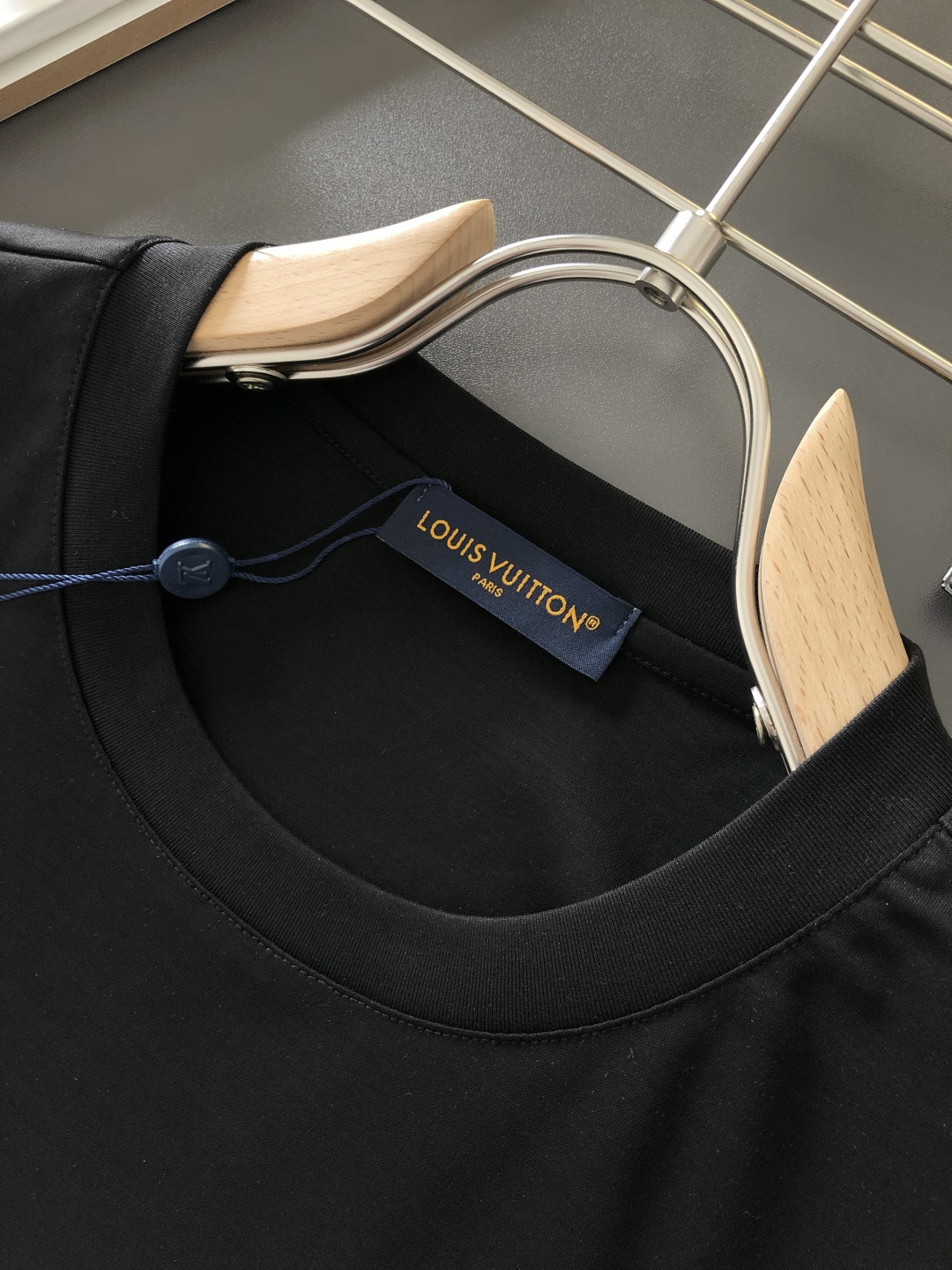 1V 2026春夏新款首发专柜最新款短袖圆领T恤 高端订制 设计前卫时尚！品牌logo重工艺设计 液氨丝