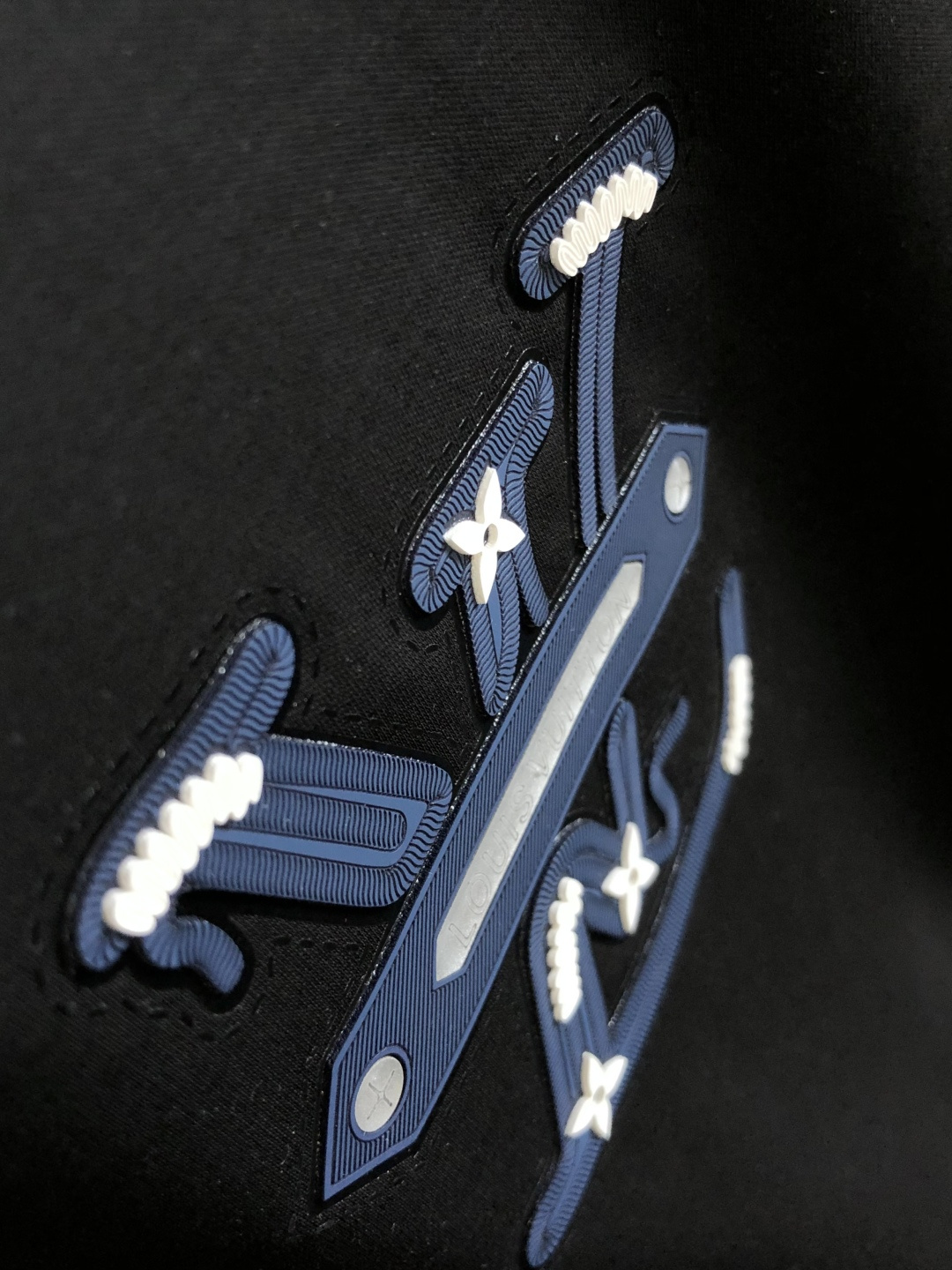 1V 2026春夏新款首发专柜最新款短袖圆领T恤 高端订制 设计前卫时尚！品牌logo重工艺设计 液氨丝