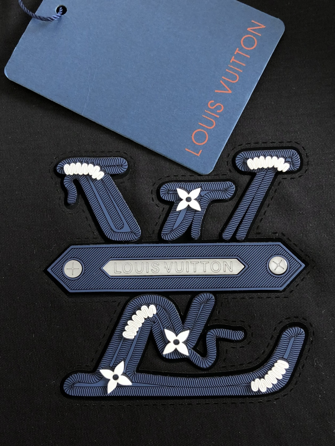 1V 2026春夏新款首发专柜最新款短袖圆领T恤 高端订制 设计前卫时尚！品牌logo重工艺设计 液氨丝