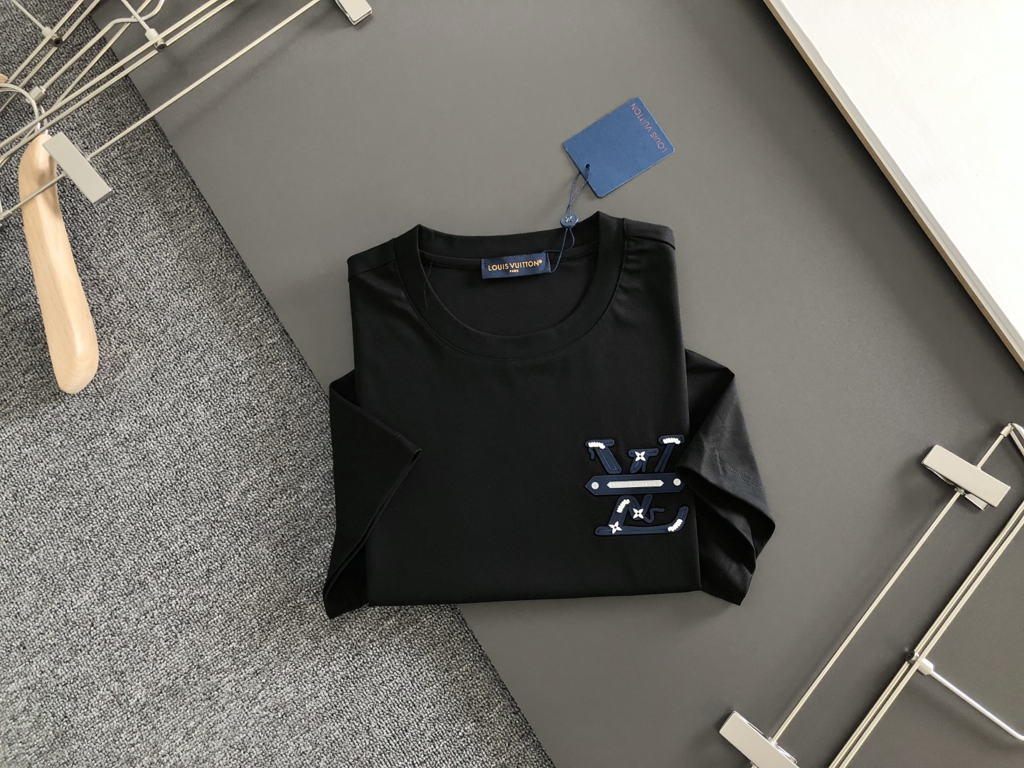 1V 2026春夏新款首发专柜最新款短袖圆领T恤 高端订制 设计前卫时尚！品牌logo重工艺设计 液氨丝