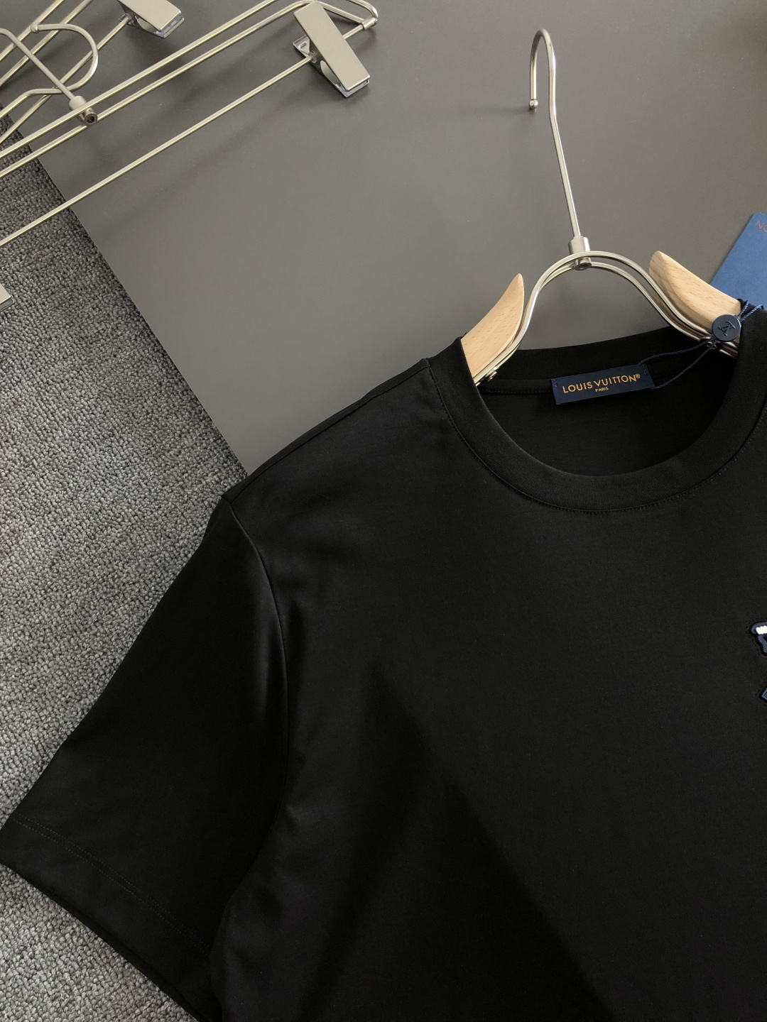 1V 2026春夏新款首发专柜最新款短袖圆领T恤 高端订制 设计前卫时尚！品牌logo重工艺设计 液氨丝