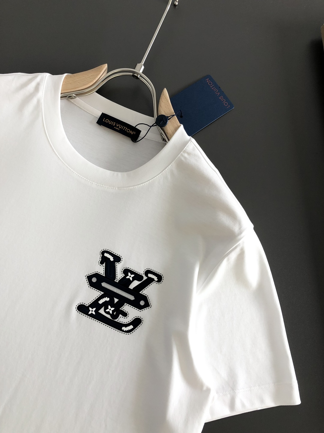 1V 2026春夏新款首发专柜最新款短袖圆领T恤 高端订制 设计前卫时尚！品牌logo重工艺设计 液氨丝