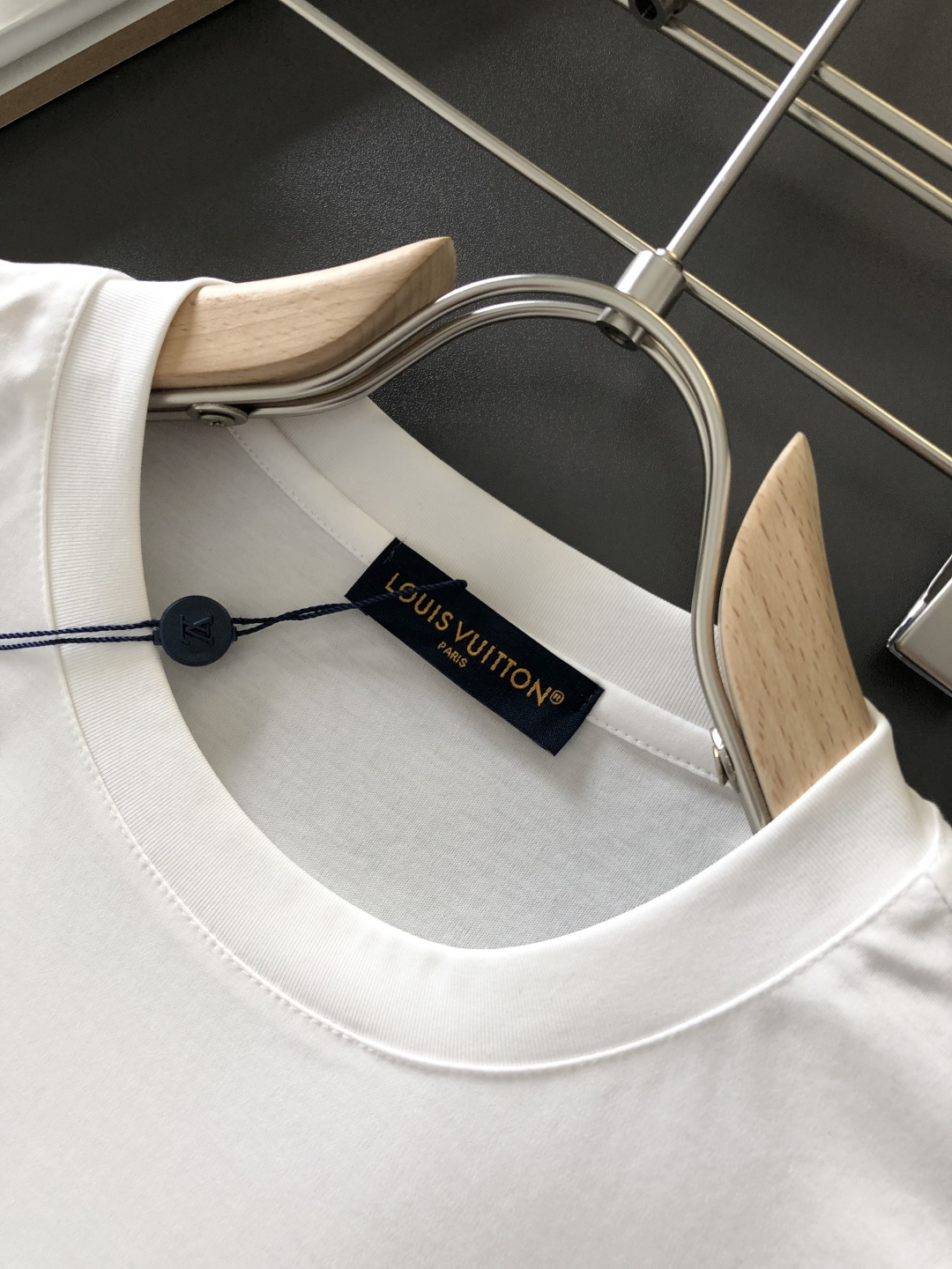 1V 2026春夏新款首发专柜最新款短袖圆领T恤 高端订制 设计前卫时尚！品牌logo重工艺设计 液氨丝