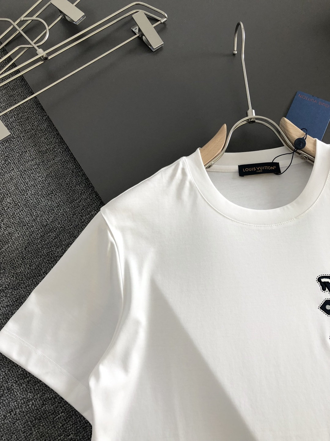 1V 2026春夏新款首发专柜最新款短袖圆领T恤 高端订制 设计前卫时尚！品牌logo重工艺设计 液氨丝