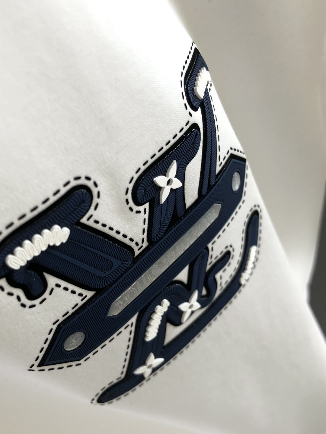 1V 2026春夏新款首发专柜最新款短袖圆领T恤 高端订制 设计前卫时尚！品牌logo重工艺设计 液氨丝