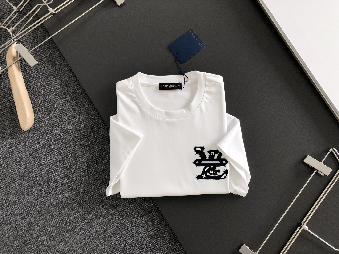 1V 2026春夏新款首发专柜最新款短袖圆领T恤 高端订制 设计前卫时尚！品牌logo重工艺设计 液氨丝