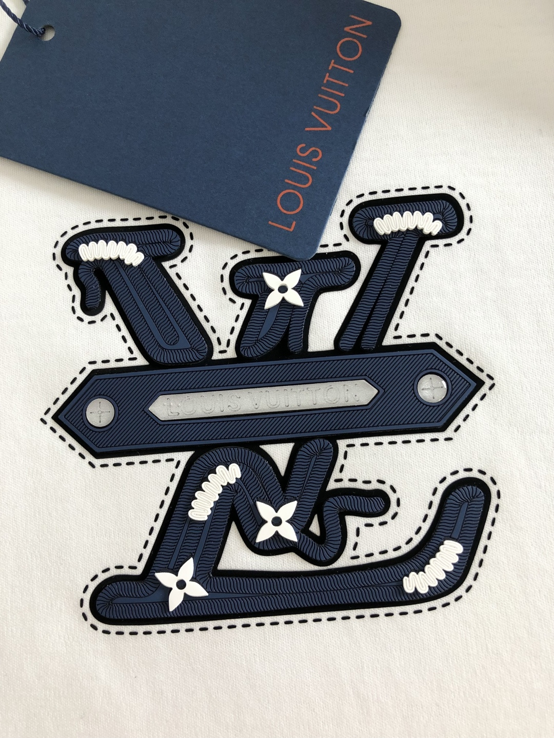 1V 2026春夏新款首发专柜最新款短袖圆领T恤 高端订制 设计前卫时尚！品牌logo重工艺设计 液氨丝