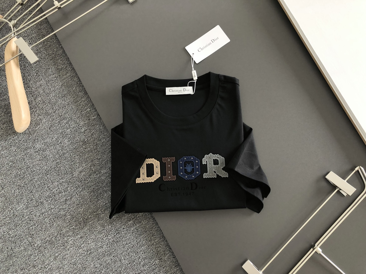 CD 2026春夏新款首发专柜最新款短袖圆领T恤 高端订制 设计前卫时尚！品牌logo重工艺设计 液氨丝