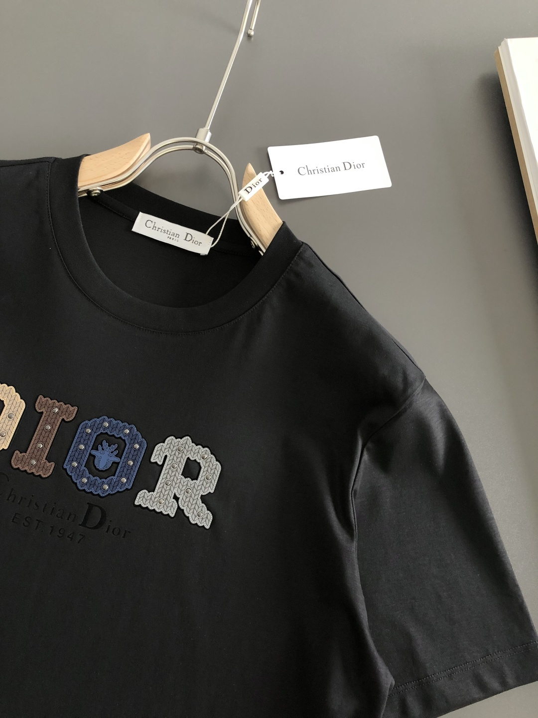 CD 2026春夏新款首发专柜最新款短袖圆领T恤 高端订制 设计前卫时尚！品牌logo重工艺设计 液氨丝