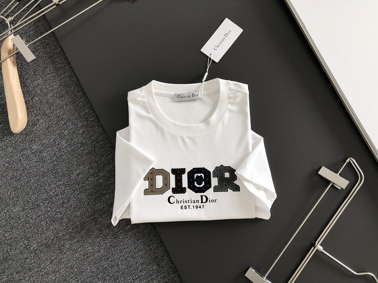 CD 2026春夏新款首发专柜最新款短袖圆领T恤 高端订制 设计前卫时尚！品牌logo重工艺设计 液氨丝