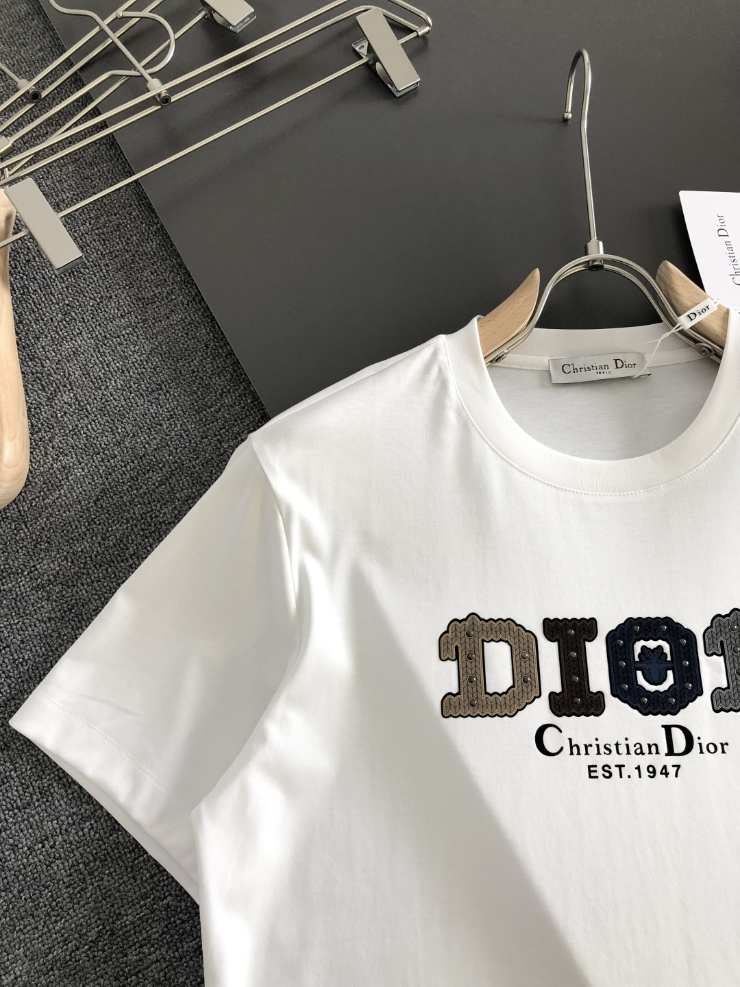 CD 2026春夏新款首发专柜最新款短袖圆领T恤 高端订制 设计前卫时尚！品牌logo重工艺设计 液氨丝