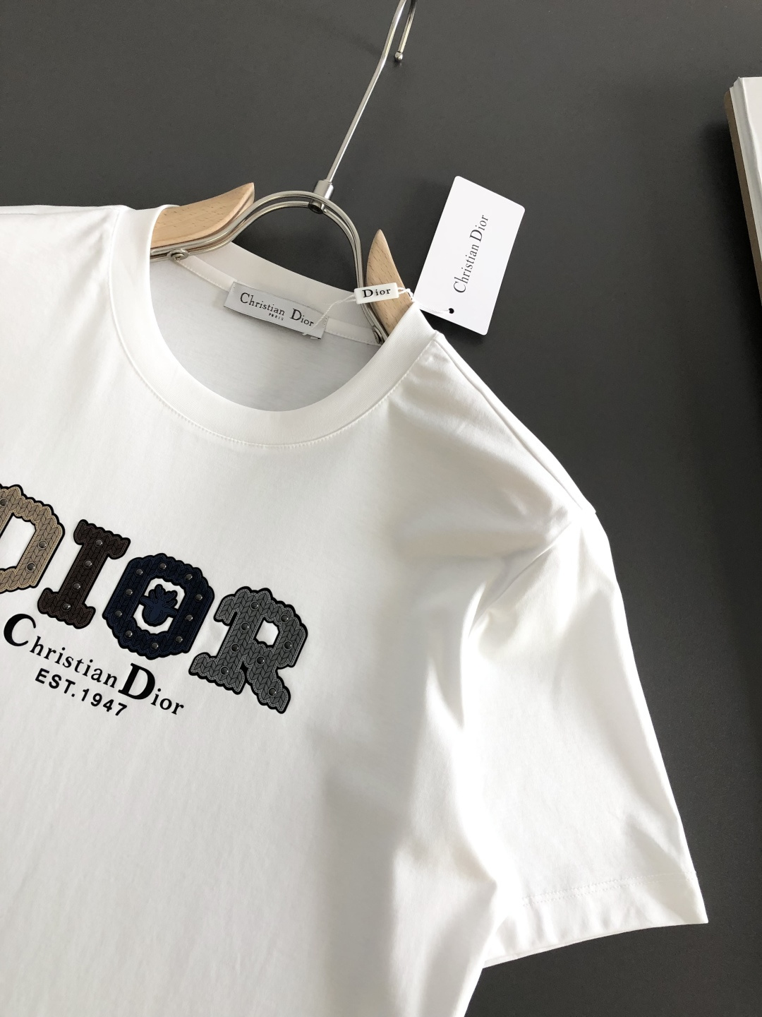 CD 2026春夏新款首发专柜最新款短袖圆领T恤 高端订制 设计前卫时尚！品牌logo重工艺设计 液氨丝
