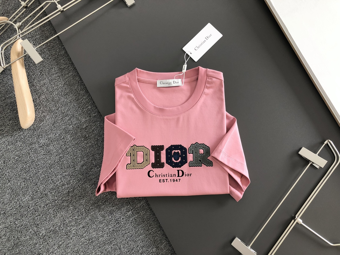 CD 2026春夏新款首发专柜最新款短袖圆领T恤 高端订制 设计前卫时尚！品牌logo重工艺设计 液氨丝