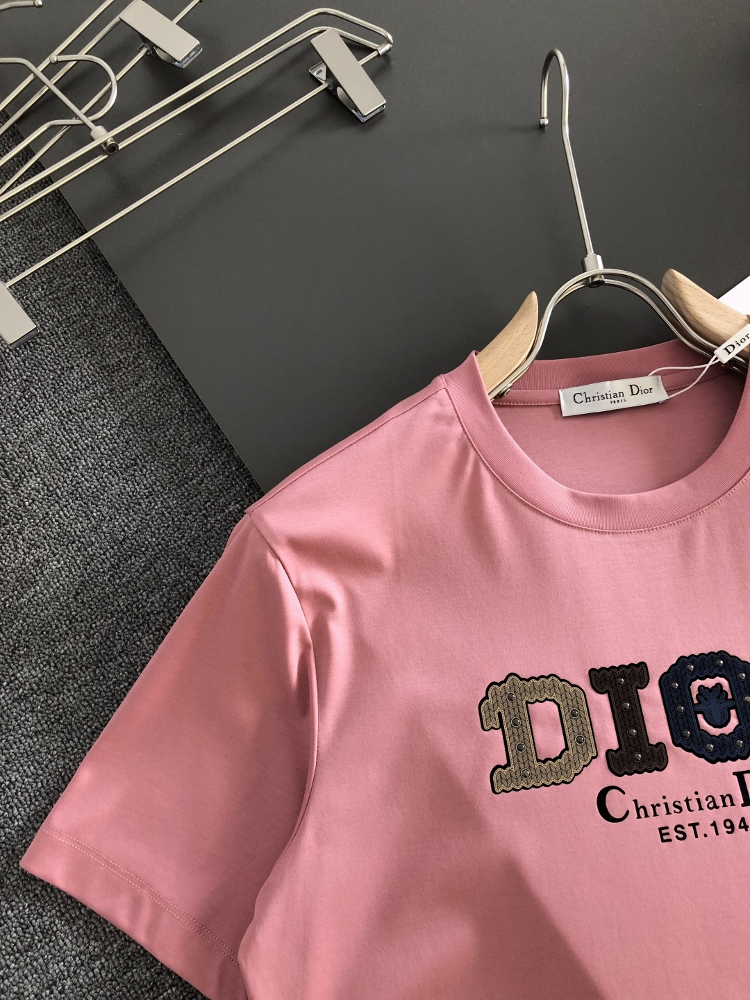 CD 2026春夏新款首发专柜最新款短袖圆领T恤 高端订制 设计前卫时尚！品牌logo重工艺设计 液氨丝