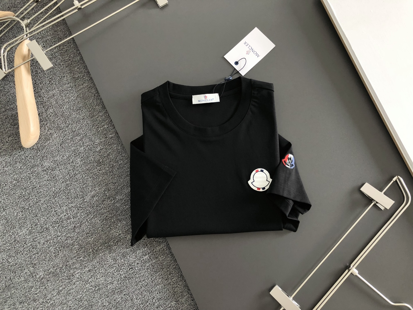 MON 2026春夏新款首发专柜最新款短袖圆领T恤 高端订制 设计前卫时尚！品牌logo重工艺设计 液氨