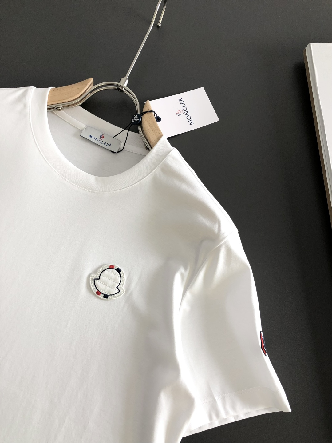 MON 2026春夏新款首发专柜最新款短袖圆领T恤 高端订制 设计前卫时尚！品牌logo重工艺设计 液氨