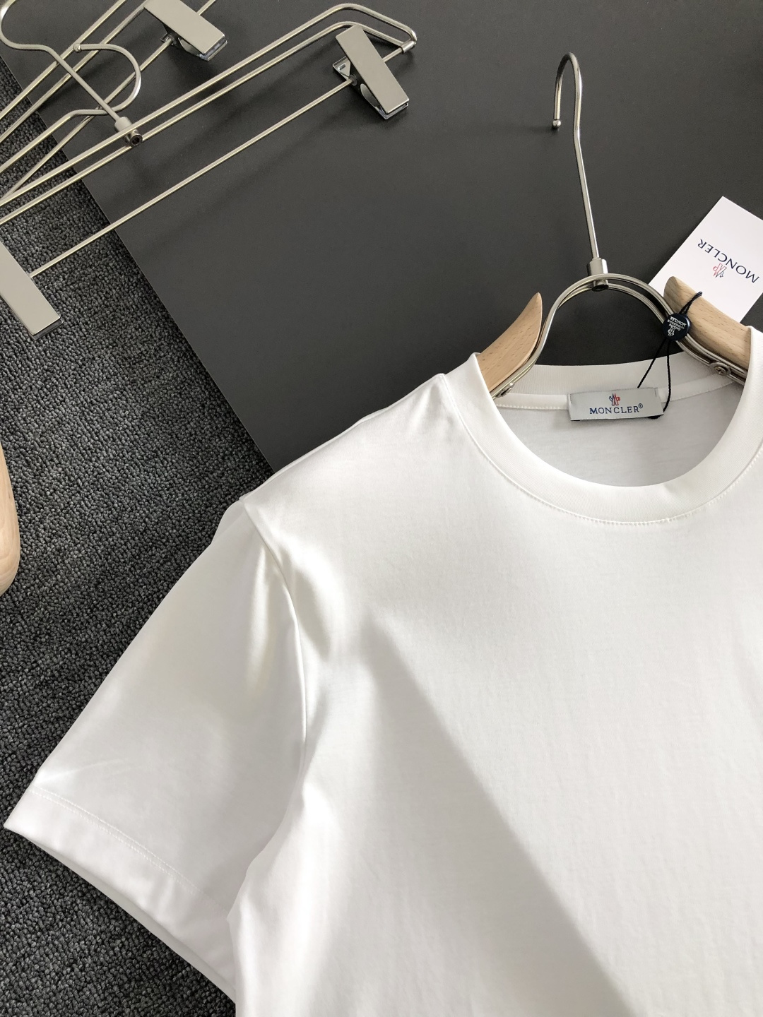 MON 2026春夏新款首发专柜最新款短袖圆领T恤 高端订制 设计前卫时尚！品牌logo重工艺设计 液氨