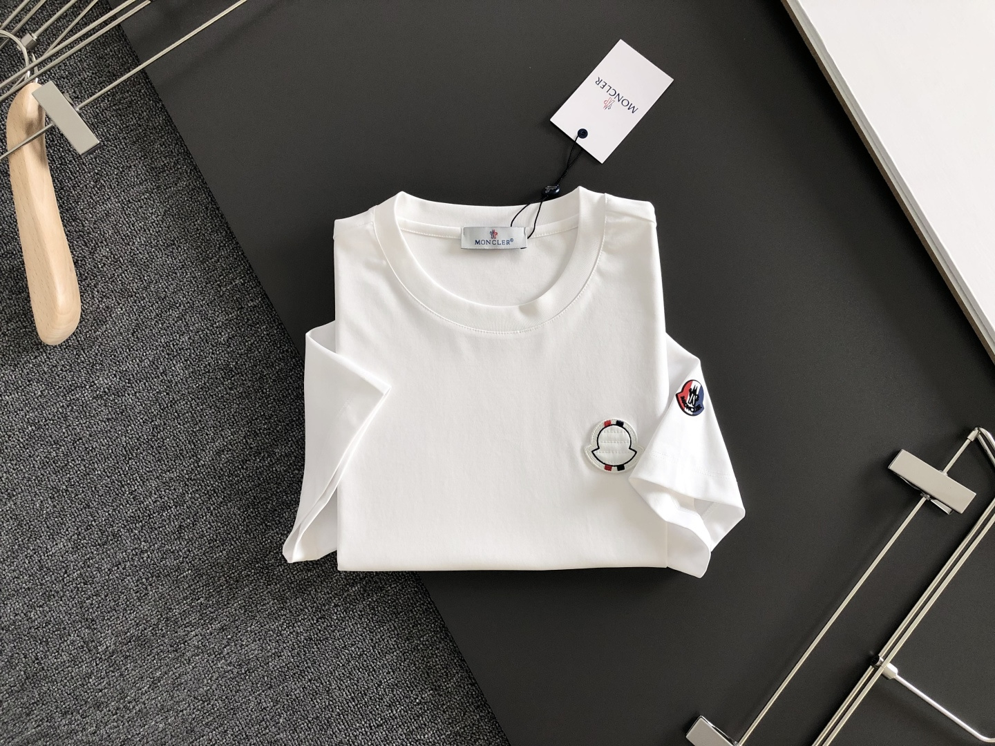 MON 2026春夏新款首发专柜最新款短袖圆领T恤 高端订制 设计前卫时尚！品牌logo重工艺设计 液氨