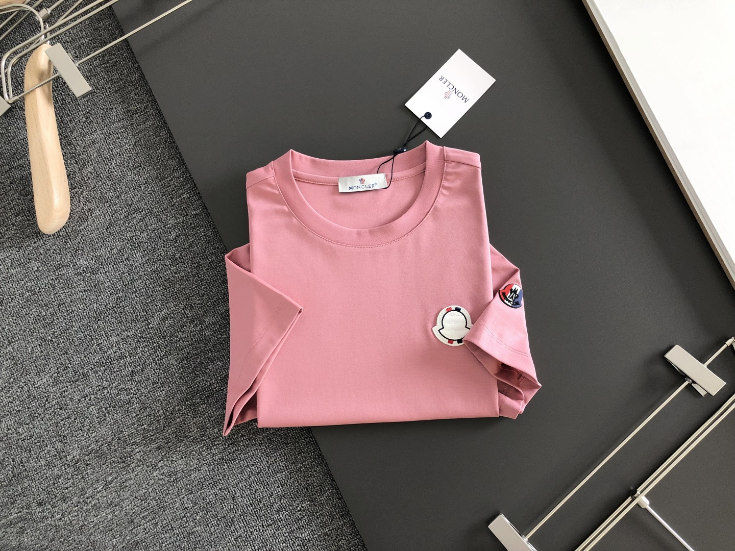 MON 2026春夏新款首发专柜最新款短袖圆领T恤 高端订制 设计前卫时尚！品牌logo重工艺设计 液氨