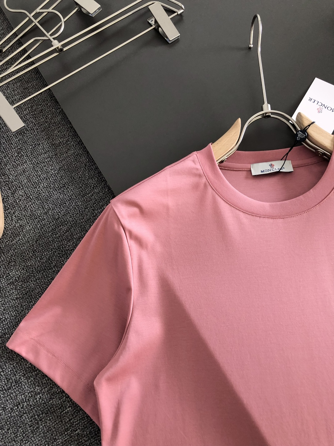 MON 2026春夏新款首发专柜最新款短袖圆领T恤 高端订制 设计前卫时尚！品牌logo重工艺设计 液氨