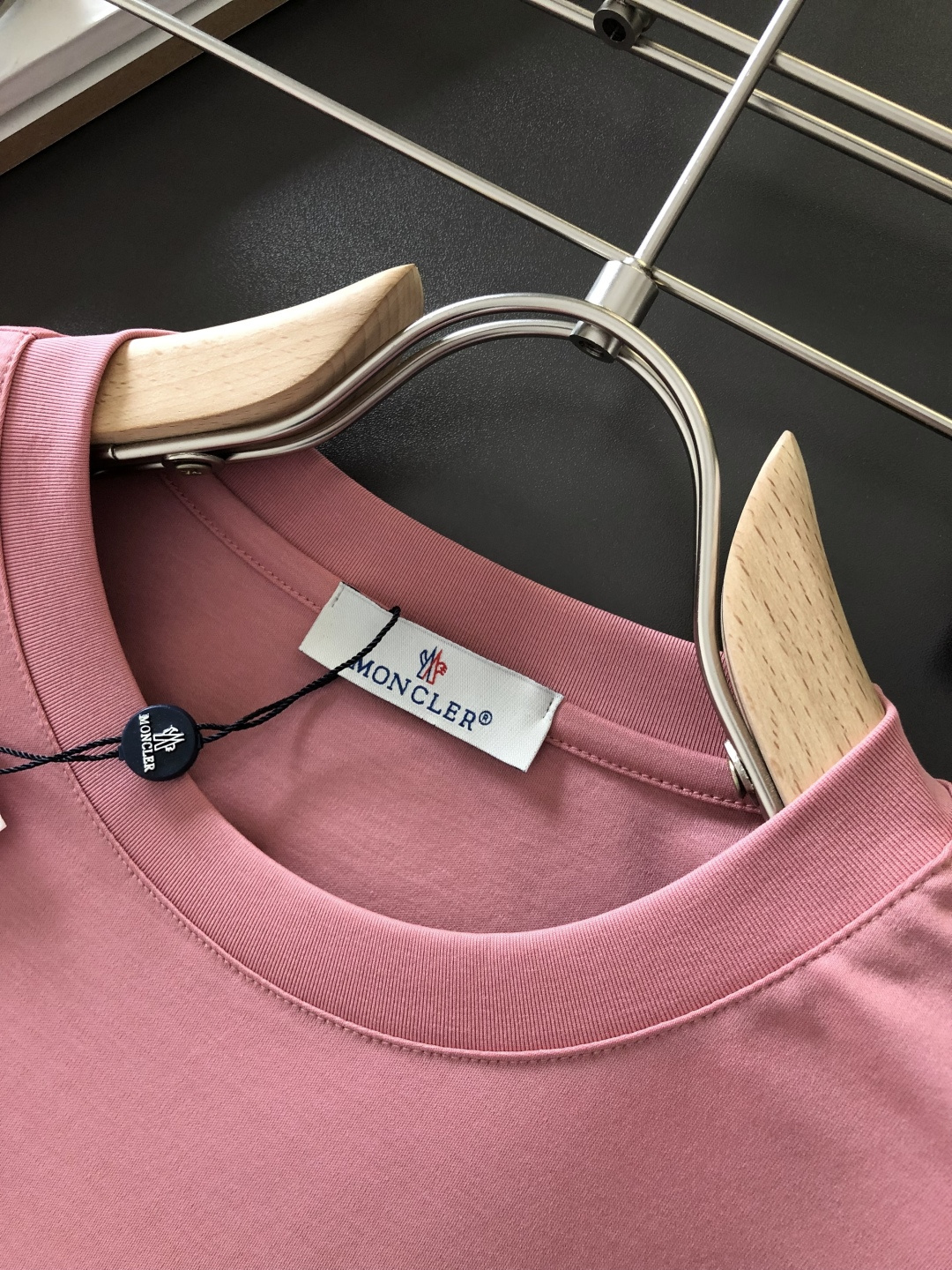 MON 2026春夏新款首发专柜最新款短袖圆领T恤 高端订制 设计前卫时尚！品牌logo重工艺设计 液氨