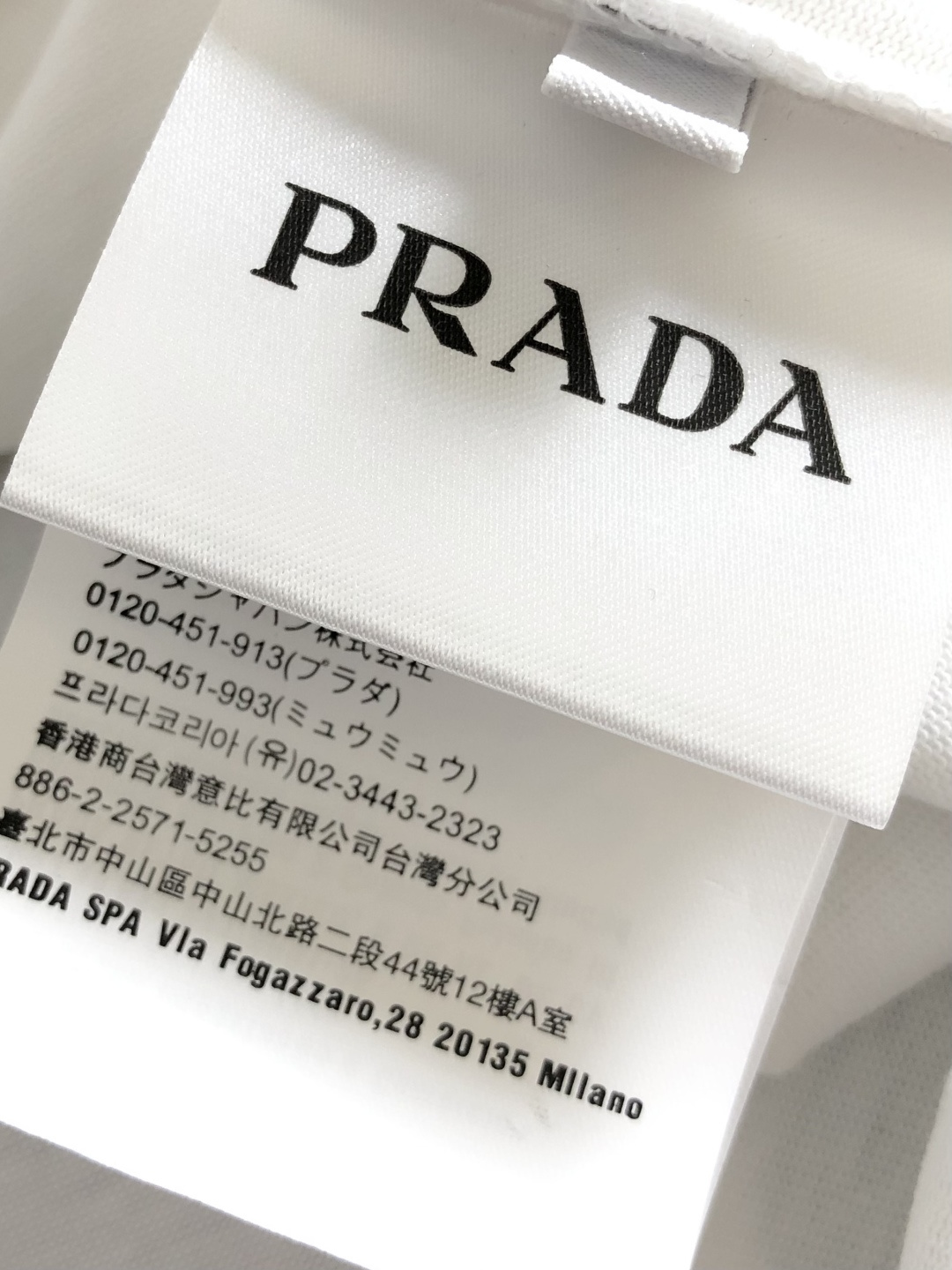 PRAD 2026SS春夏最新款圆领时尚短袖T恤，官网同步，经典倒三角五金，进口定制云朵棉面料！贴肤舒适