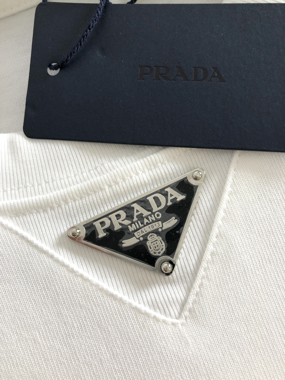 PRAD 2026SS春夏最新款圆领时尚短袖T恤，官网同步，经典倒三角五金，进口定制云朵棉面料！贴肤舒适