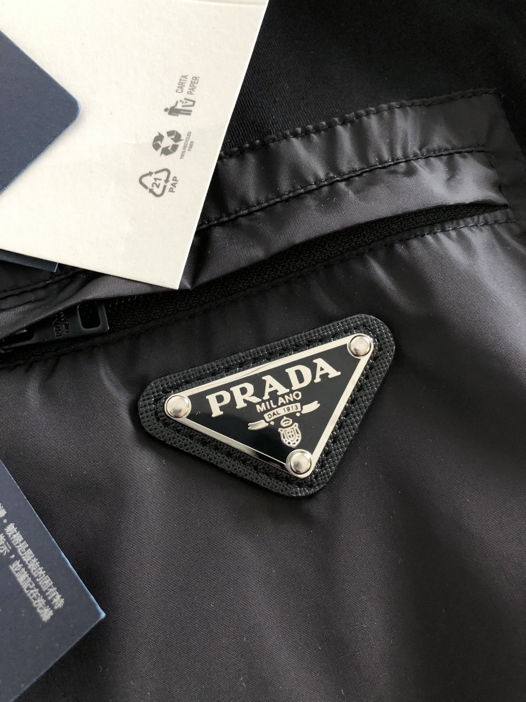 PRAD 2026SS春夏最新款圆领时尚短袖T恤，官网同步，经典拼接口袋倒三角五金，进口定制云朵棉面料！