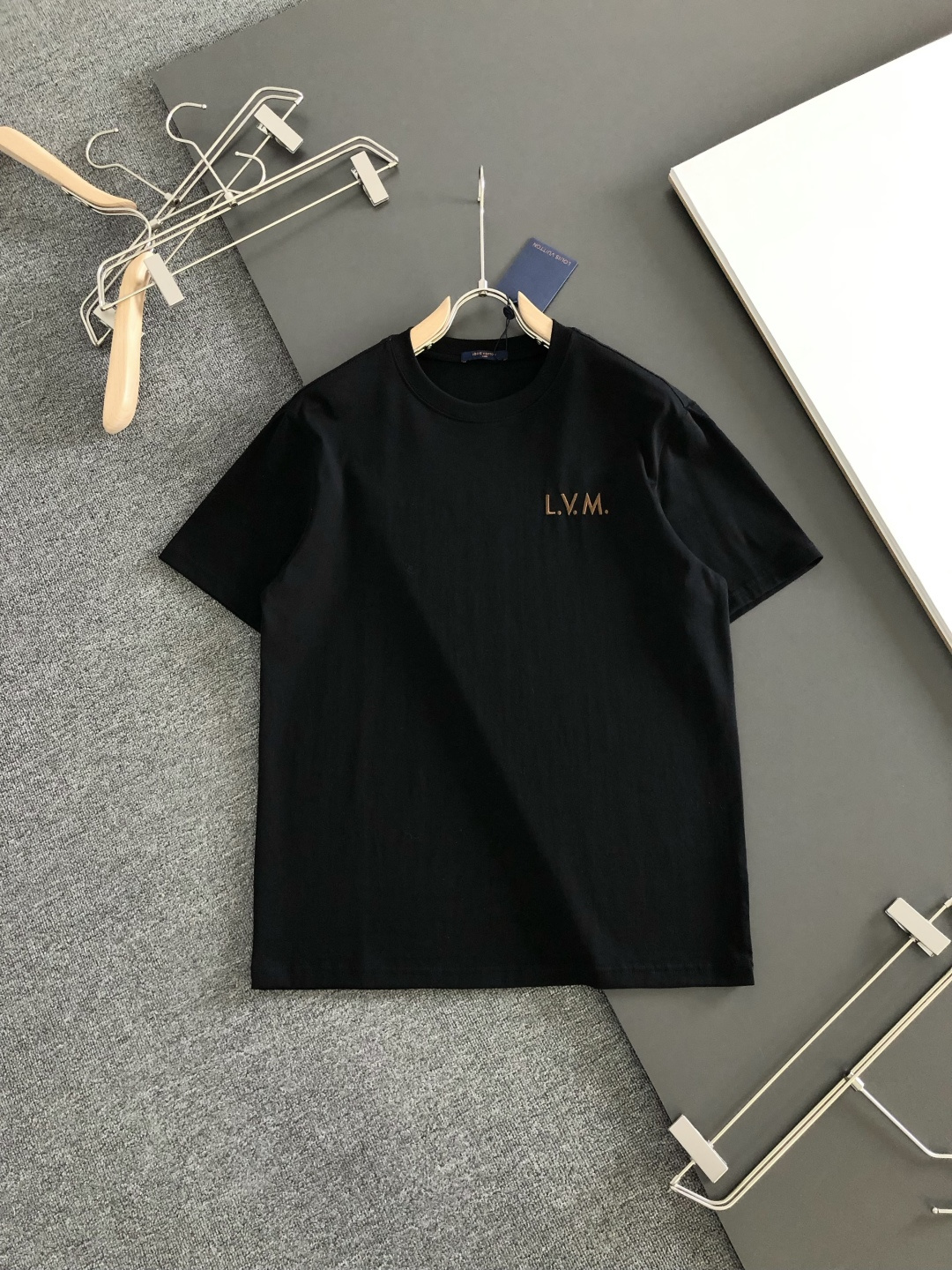 1V 2026SS春夏最新款圆领刺绣时尚短袖T恤，官网同步品牌logo刺绣图案，进口定制云朵棉面料！贴肤