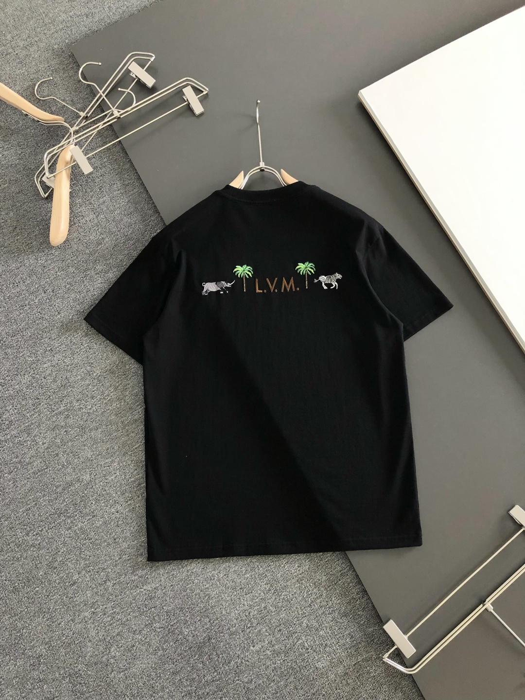 1V 2026SS春夏最新款圆领刺绣时尚短袖T恤，官网同步品牌logo刺绣图案，进口定制云朵棉面料！贴肤