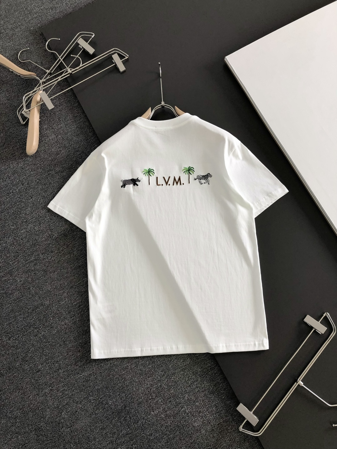 1V 2026SS春夏最新款圆领刺绣时尚短袖T恤，官网同步品牌logo刺绣图案，进口定制云朵棉面料！贴肤