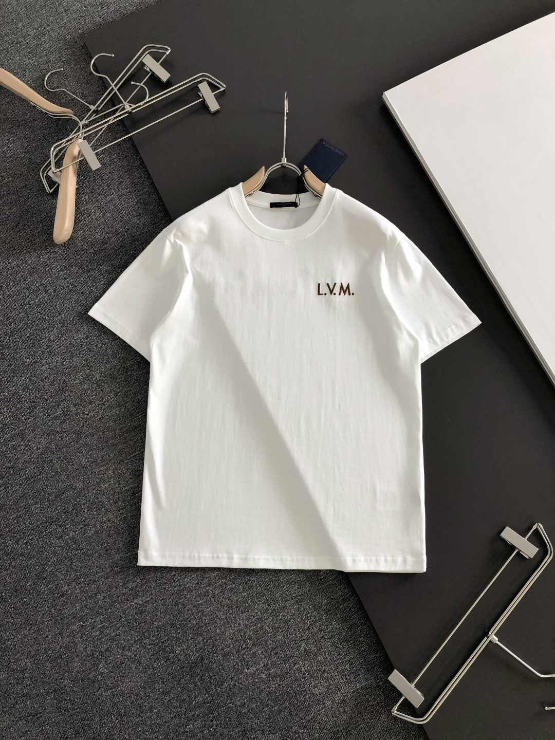 1V 2026SS春夏最新款圆领刺绣时尚短袖T恤，官网同步品牌logo刺绣图案，进口定制云朵棉面料！贴肤