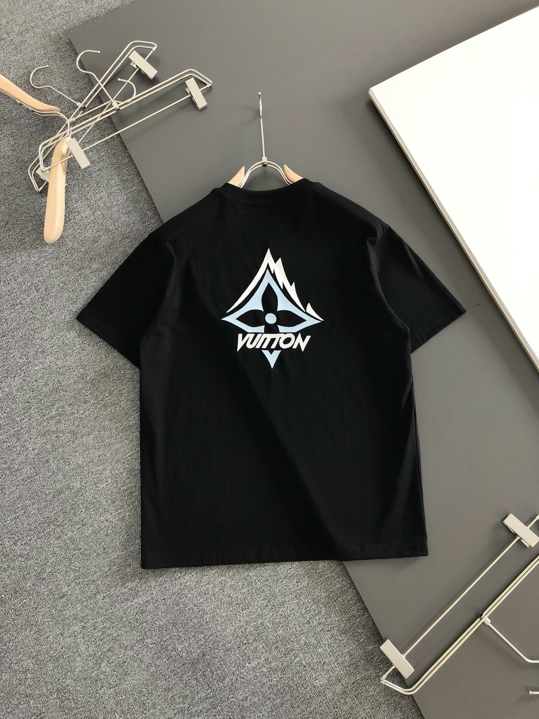 1V 2026SS春夏最新款圆领刺绣时尚短袖T恤，官网同步品牌logo刺绣图案，进口定制云朵棉面料！贴肤