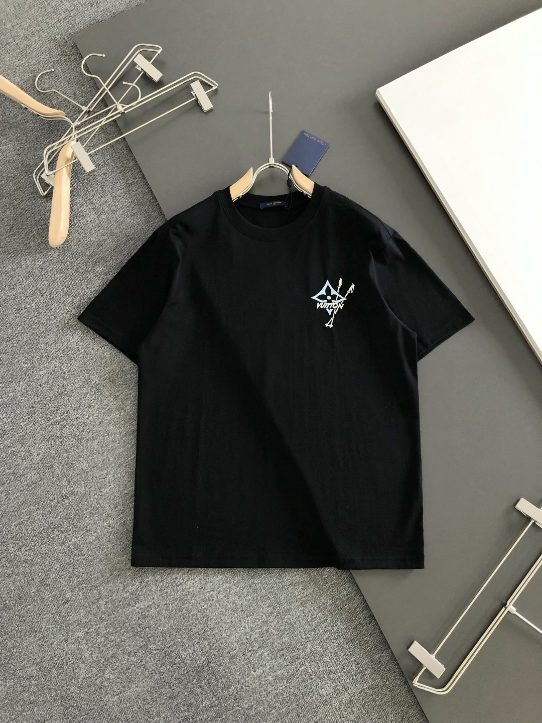 1V 2026SS春夏最新款圆领刺绣时尚短袖T恤，官网同步品牌logo刺绣图案，进口定制云朵棉面料！贴肤