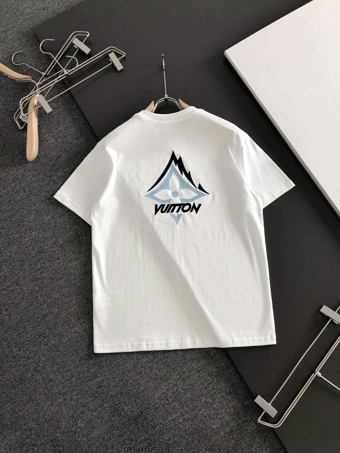 1V 2026SS春夏最新款圆领刺绣时尚短袖T恤，官网同步品牌logo刺绣图案，进口定制云朵棉面料！贴肤