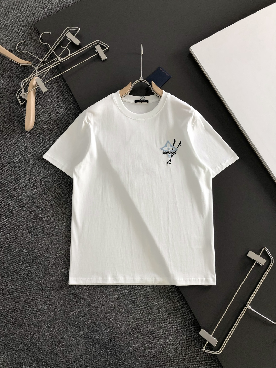 1V 2026SS春夏最新款圆领刺绣时尚短袖T恤，官网同步品牌logo刺绣图案，进口定制云朵棉面料！贴肤