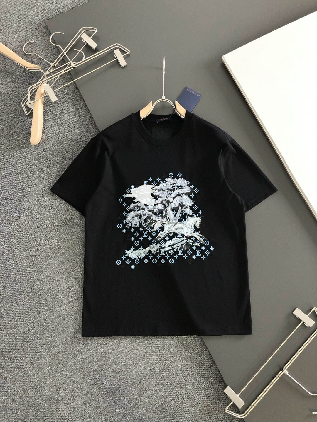 1V 2026SS春夏最新款圆领刺绣时尚短袖T恤，马年限定品牌老花logo刺绣图案，进口定制云朵棉面料！