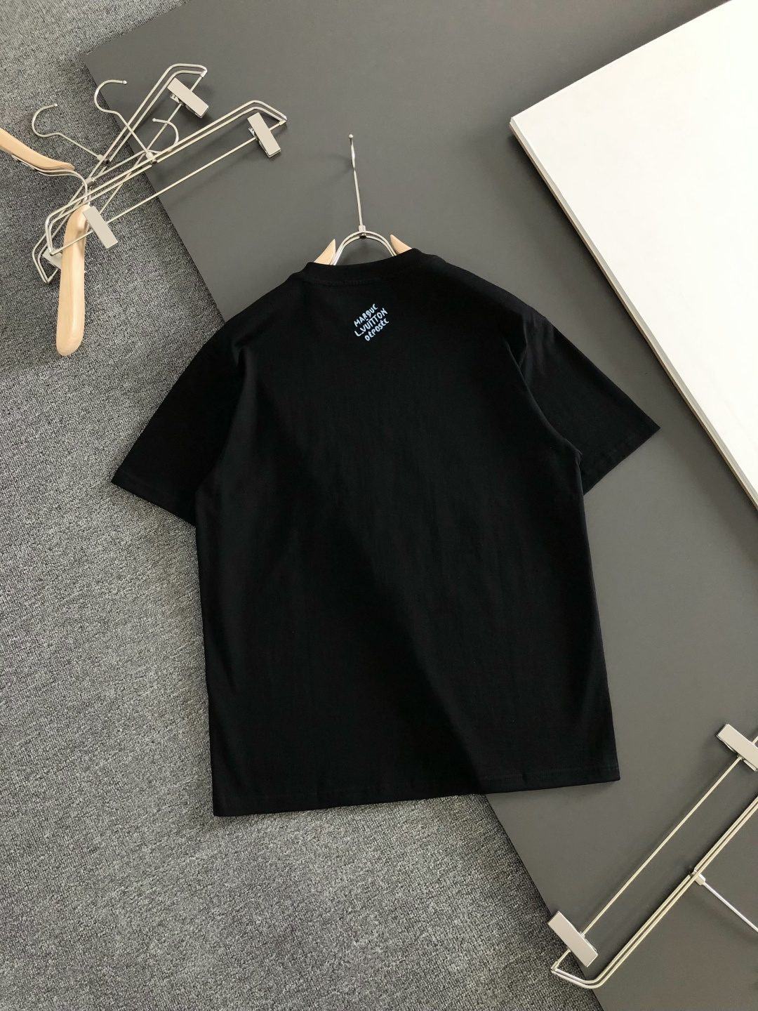 1V 2026SS春夏最新款圆领刺绣时尚短袖T恤，马年限定品牌老花logo刺绣图案，进口定制云朵棉面料！